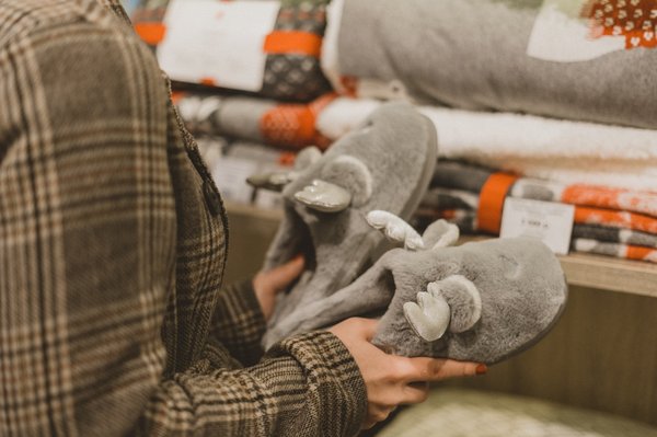 Explorez des chaussons tendance et confortables pour tous !